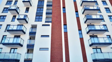 Modern apartmanlı bir yerleşim yeri. Çok katlı, modern, yeni ve şık apartmanlar..