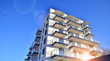 Modern apartmanlı bir yerleşim yeri. Çok katlı, modern, yeni ve şık apartmanlar..