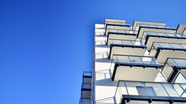 Modern apartmanlı bir yerleşim yeri. Çok katlı, modern, yeni ve şık apartmanlar..