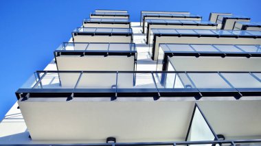 Modern apartmanlı bir yerleşim yeri. Çok katlı, modern, yeni ve şık apartmanlar..