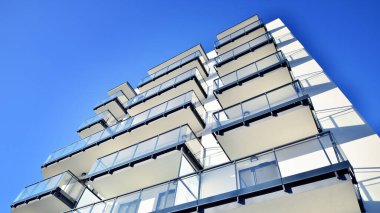 Modern apartmanlı bir yerleşim yeri. Çok katlı, modern, yeni ve şık apartmanlar..