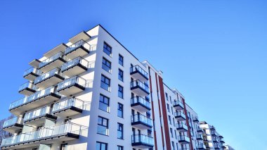 Modern apartmanlı bir yerleşim yeri. Çok katlı, modern, yeni ve şık apartmanlar..