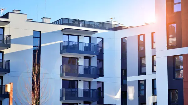 モダンなアパートメントビルが備わる住宅街です マルチストーリー フラットのモダンでスタイリッシュなリビングブロック ロイヤリティフリーのストック画像