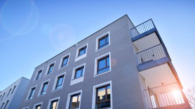 Güneşli bir günde modern apartman binası. Dış görünüş, ev cephesi. Modern, yeni ve şık apartmanlı bir yerleşim yeri.. 