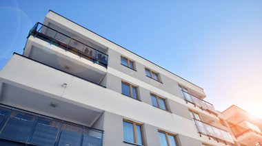 Güneşli bir günde modern apartman binası. Dış görünüş, ev cephesi. Modern, yeni ve şık apartmanlı bir yerleşim yeri.. 