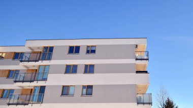 Güneşli bir günde modern apartman binası. Dış görünüş, ev cephesi. Modern, yeni ve şık apartmanlı bir yerleşim yeri.. 
