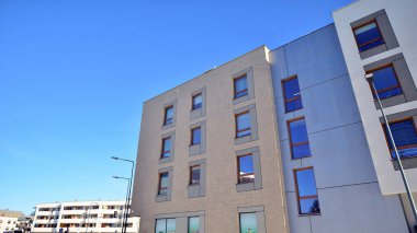 Güneşli bir günde modern apartman binası. Dış görünüş, ev cephesi. Modern, yeni ve şık apartmanlı bir yerleşim yeri.. 