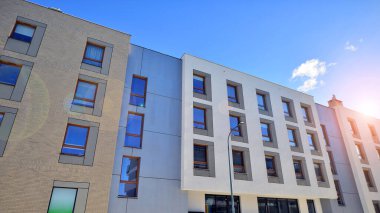 Güneşli bir günde modern apartman binası. Dış görünüş, ev cephesi. Modern, yeni ve şık apartmanlı bir yerleşim yeri.. 