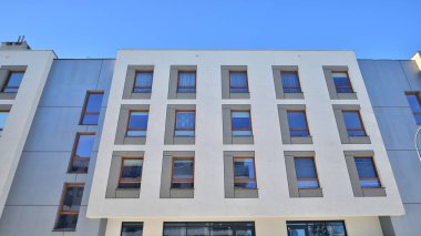 Güneşli bir günde modern apartman binası. Dış görünüş, ev cephesi. Modern, yeni ve şık apartmanlı bir yerleşim yeri.. 
