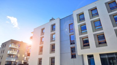 Güneşli bir günde modern apartman binası. Dış görünüş, ev cephesi. Modern, yeni ve şık apartmanlı bir yerleşim yeri.. 