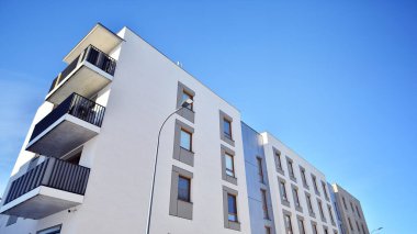 Güneşli bir günde modern apartman binası. Dış görünüş, ev cephesi. Modern, yeni ve şık apartmanlı bir yerleşim yeri.. 