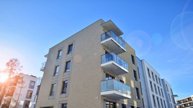 Güneşli bir günde modern apartman binası. Dış görünüş, ev cephesi. Modern, yeni ve şık apartmanlı bir yerleşim yeri.. 