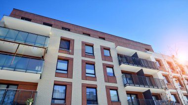 Güneşli bir günde modern apartman binası. Dış görünüş, ev cephesi. Modern, yeni ve şık apartmanlı bir yerleşim yeri.. 