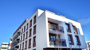 Güneşli bir günde modern apartman binası. Dış görünüş, ev cephesi. Modern, yeni ve şık apartmanlı bir yerleşim yeri.. 