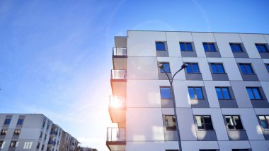 Güneşli bir günde modern apartman binası. Dış görünüş, ev cephesi. Modern, yeni ve şık apartmanlı bir yerleşim yeri.. 
