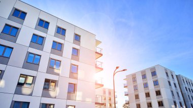 Güneşli bir günde modern apartman binası. Dış görünüş, ev cephesi. Modern, yeni ve şık apartmanlı bir yerleşim yeri.. 