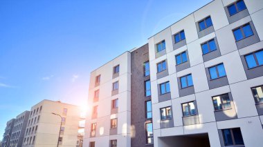 Güneşli bir günde modern apartman binası. Dış görünüş, ev cephesi. Modern, yeni ve şık apartmanlı bir yerleşim yeri.. 