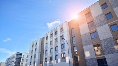 Güneşli bir günde modern apartman binası. Dış görünüş, ev cephesi. Modern, yeni ve şık apartmanlı bir yerleşim yeri.. 