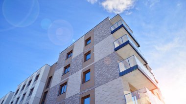 Güneşli bir günde modern apartman binası. Dış görünüş, ev cephesi. Modern, yeni ve şık apartmanlı bir yerleşim yeri.. 
