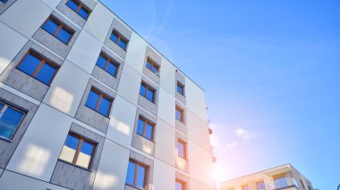 Güneşli bir günde modern apartman binası. Dış görünüş, ev cephesi. Modern, yeni ve şık apartmanlı bir yerleşim yeri.. 