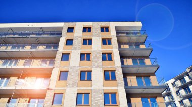 Güneşli bir günde modern apartman binası. Dış görünüş, ev cephesi. Modern, yeni ve şık apartmanlı bir yerleşim yeri.. 