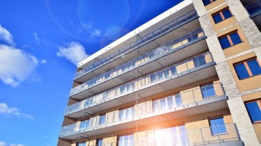 Güneşli bir günde modern apartman binası. Dış görünüş, ev cephesi. Modern, yeni ve şık apartmanlı bir yerleşim yeri.. 