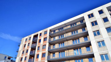 Güneşli bir günde modern apartman binası. Dış görünüş, ev cephesi. Modern, yeni ve şık apartmanlı bir yerleşim yeri.. 