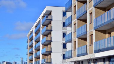 Güneşli bir günde modern apartman binası. Dış görünüş, ev cephesi. Modern, yeni ve şık apartmanlı bir yerleşim yeri.. 