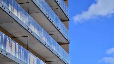Güneşli bir günde modern apartman binası. Dış görünüş, ev cephesi. Modern, yeni ve şık apartmanlı bir yerleşim yeri.. 