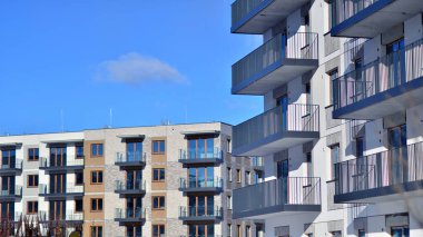 Güneşli bir günde modern apartman binası. Dış görünüş, ev cephesi. Modern, yeni ve şık apartmanlı bir yerleşim yeri.. 