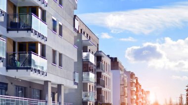 Güneşli bir günde modern apartman binası. Dış görünüş, ev cephesi. Modern, yeni ve şık apartmanlı bir yerleşim yeri.. 
