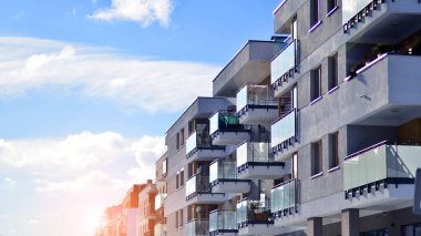 Güneşli bir günde modern apartman binası. Dış görünüş, ev cephesi. Modern, yeni ve şık apartmanlı bir yerleşim yeri.. 