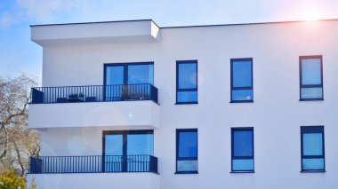 Güneşli bir günde modern apartman binası. Dış görünüş, ev cephesi. Modern, yeni ve şık apartmanlı bir yerleşim yeri.. 