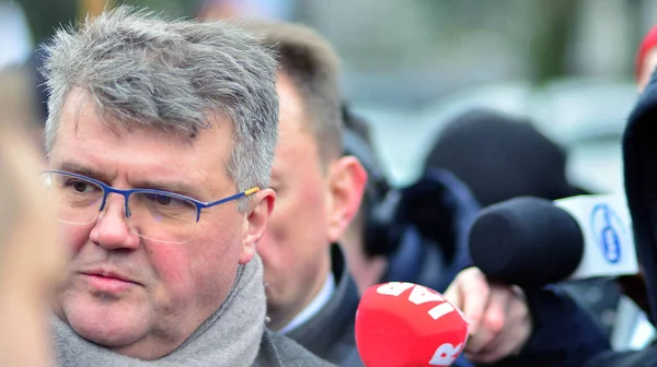 Varşova, Polonya. 7 Şubat 2024. PIS partisinden eski milletvekili Maciej Wasik, Sejm önünde düzenlediği basın toplantısında