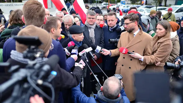 ワルシャワ ポーランド 2024年2月7日 反対派のピース党のリーダー ジャロスラ カジンスキー セイムの前で記者会見中に ロイヤリティフリーのストック写真