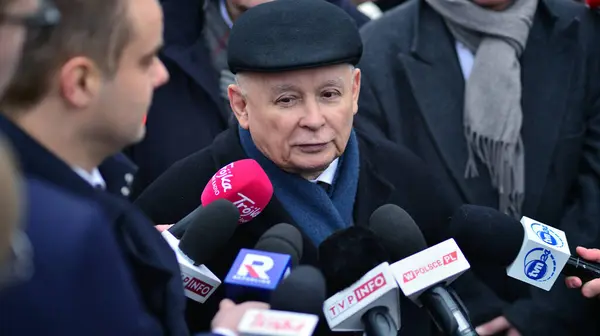ワルシャワ ポーランド 2024年2月7日 反対派のピース党のリーダー ジャロスラ カジンスキー セイムの前で記者会見中に ストック写真