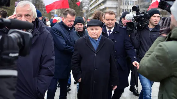ワルシャワ ポーランド 2024年2月7日 反対派のピース党のリーダー ジャロスラ カジンスキー セイムの前で記者会見中に ストック写真