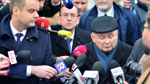 ワルシャワ ポーランド 2024年2月7日 反対派のピース党のリーダー ジャロスラ カジンスキー セイムの前で記者会見中に ロイヤリティフリーのストック画像