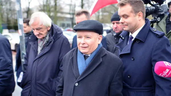 ワルシャワ ポーランド 2024年2月7日 反対派のピース党のリーダー ジャロスラ カジンスキー セイムの前で記者会見中に ストックフォト