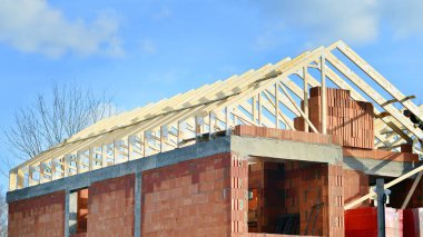 Küçük, tek aile evlerinin geliştirildiği bir evde tek aile evi inşa ediliyor..