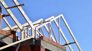 Küçük, tek aile evlerinin geliştirildiği bir evde tek aile evi inşa ediliyor..