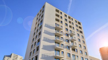 Kentsel konut binasının modern mimarisi. Apartmanın dış tarafı, apartman cephesi..