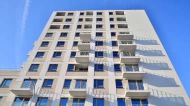 Kentsel konut binasının modern mimarisi. Apartmanın dış tarafı, apartman cephesi..