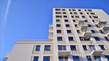 Kentsel konut binasının modern mimarisi. Apartmanın dış tarafı, apartman cephesi..