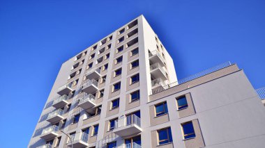 Kentsel konut binasının modern mimarisi. Apartmanın dış tarafı, apartman cephesi..