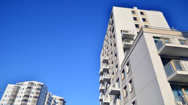 Kentsel konut binasının modern mimarisi. Apartmanın dış tarafı, apartman cephesi..