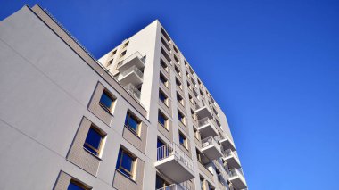 Kentsel konut binasının modern mimarisi. Apartmanın dış tarafı, apartman cephesi..