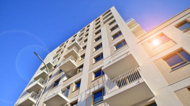 Kentsel konut binasının modern mimarisi. Apartmanın dış tarafı, apartman cephesi..