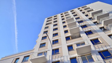 Kentsel konut binasının modern mimarisi. Apartmanın dış tarafı, apartman cephesi..