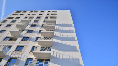 Kentsel konut binasının modern mimarisi. Apartmanın dış tarafı, apartman cephesi..